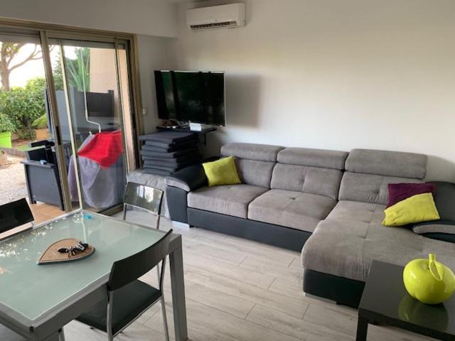 Appartement Face A La Mer Et Au Port Saint Laurent Du Var Avec Jardin Privatif מראה חיצוני תמונה